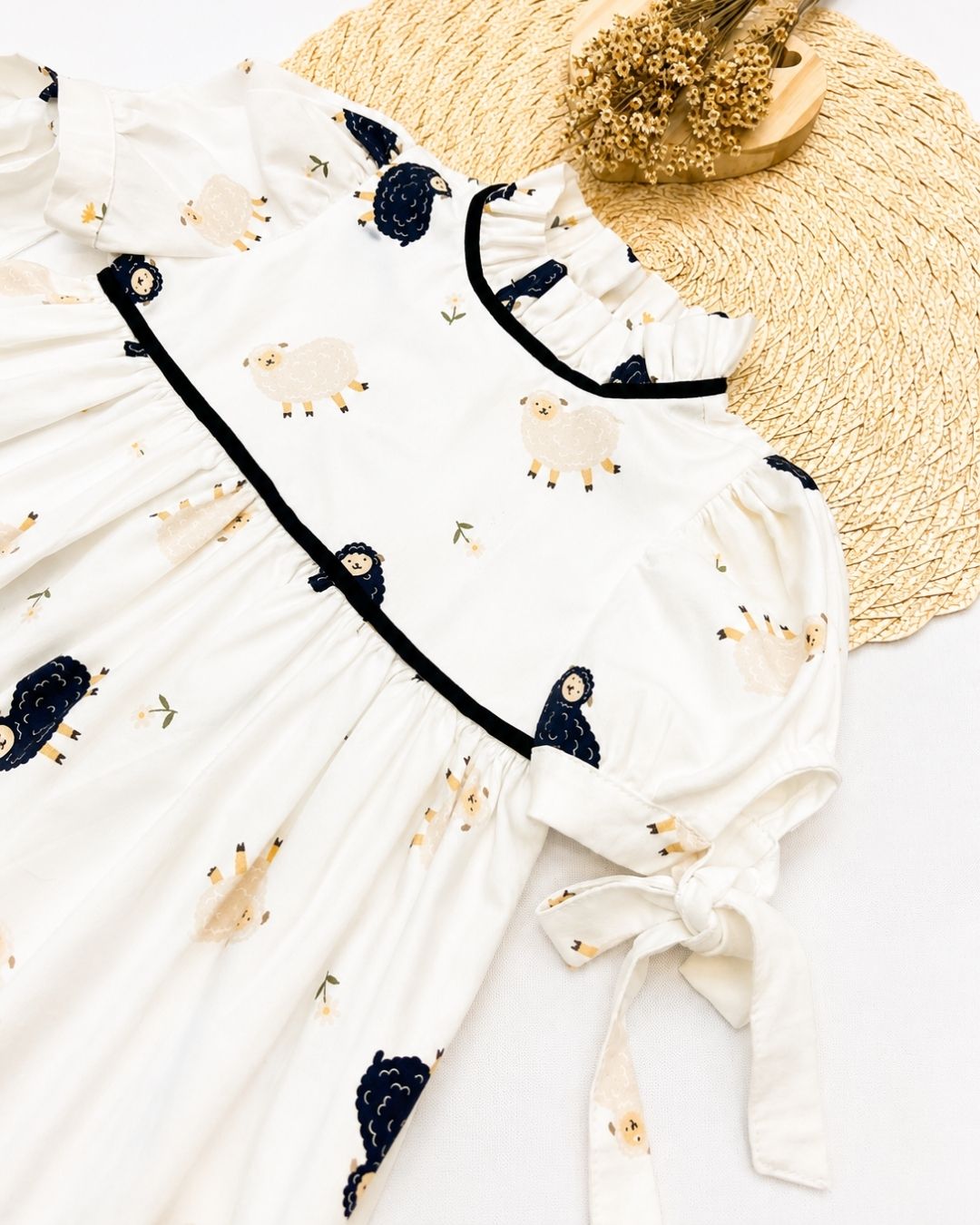Vestido Ovelhinhas Com Laços E Babado
