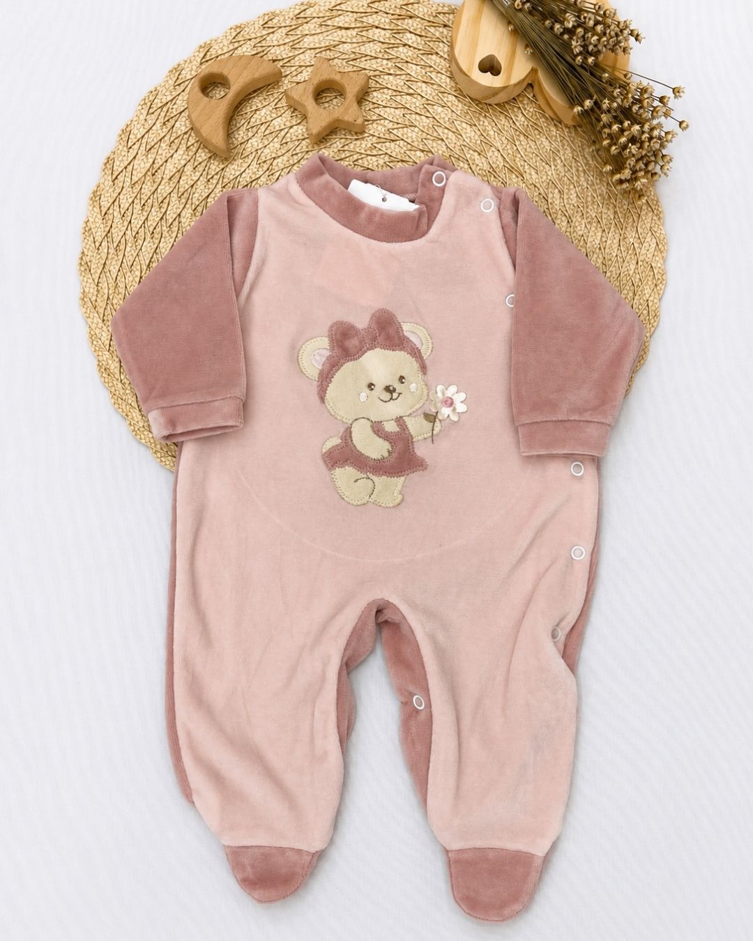 Macacão Longo Plush Bebê Ursinha Com Flor