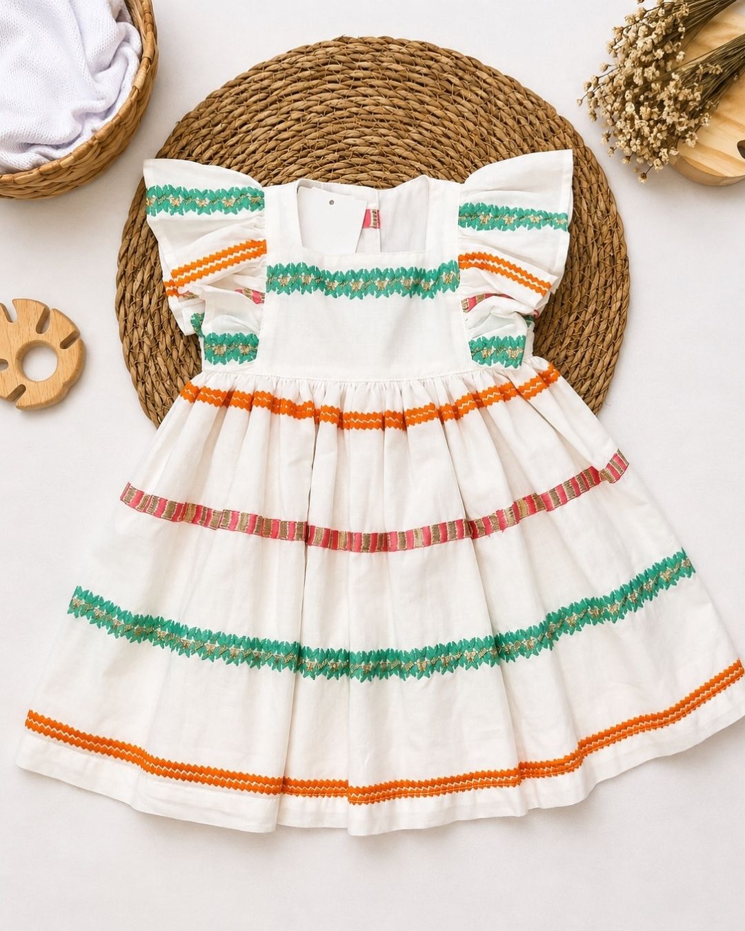 Vestido Infantil Bordado Detalhes Coloridos